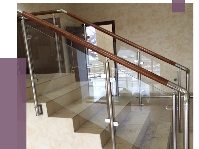 Комбинированные перила из металла и дерева в Ростове