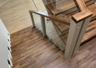 Лестница на второй этаж со стеклянными перилами